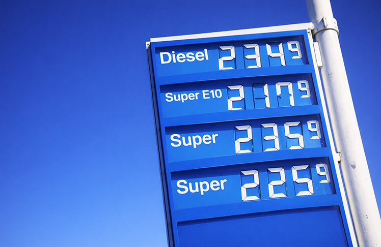 Autsch! Der Blick auf die Preistafeln an der Tankstellen dürfte bei vielen Konsument:innen für einen Schockmoment sorgen. Digital erstelltes Bild