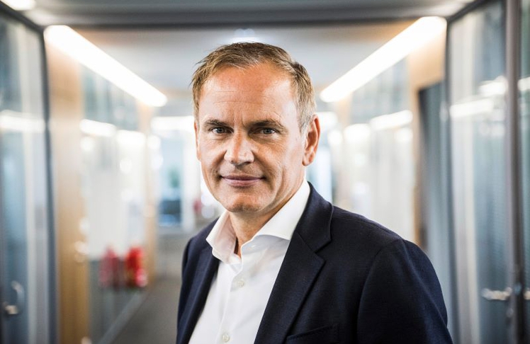 Volkswagen-CEO Oliver Blume muss nach dem Gewinneinbruch des Konzerns Einbußen bei seiner Vergütung hinnehmen.