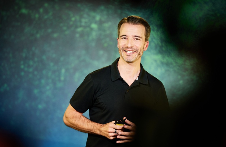 Nach "Die Tiefschlaf-Formel" von 2021 legt Chris Surel nun "Das High Energy Prinzip" nach, um seiner Leserschaft zu mehr Leistungsfähigkeit zu verhelfen