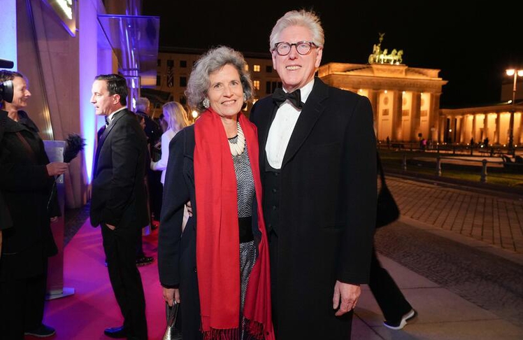Journalistin Franziska Castell und Theo Koll, Journalist und Jurymitglied des German-British #Freundship Award, beim Galaabend der Auszeichnung in Berlin.
