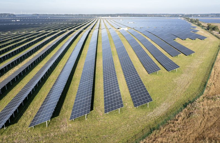 Photovoltaikanlagen im Solarpark Weesow-Willmersdorf zeigen den Ausbau erneuerbarer Energien, der für mehr Klimaschutz und sinkende CO2-Emissionen in Deutschland zentral ist.
