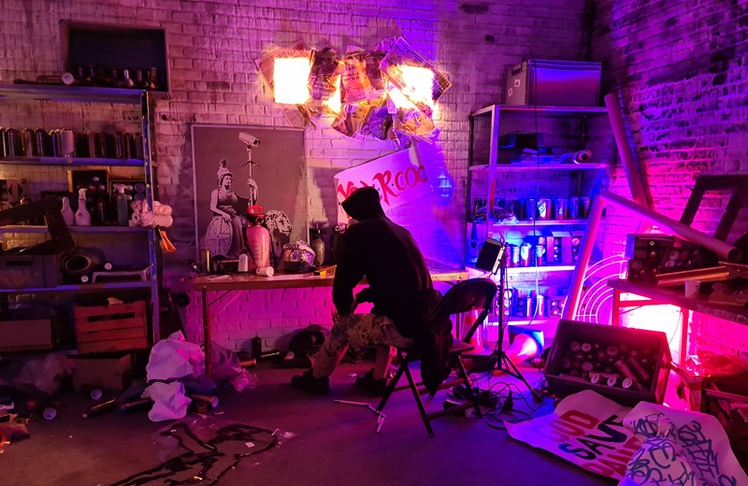 Ausstellungen wie "The Mystery of Banksy - A Genius Mind" haben sich ausgemalt, wie der am liebsten unbemerkt arbeitende Künstler neue Werke entwirft. Nun scheint das Rätsel um seine Identität tatsächlich gelöst