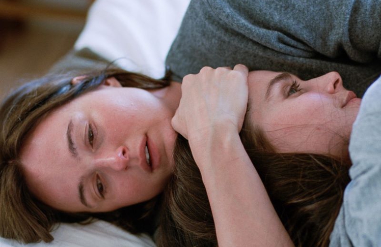 "Sentimental Value": Die Schwestern Nora (Renate Reinsve) und Agnes (Ibsdotter Lilleaas) trösten sich gegenseitig. 