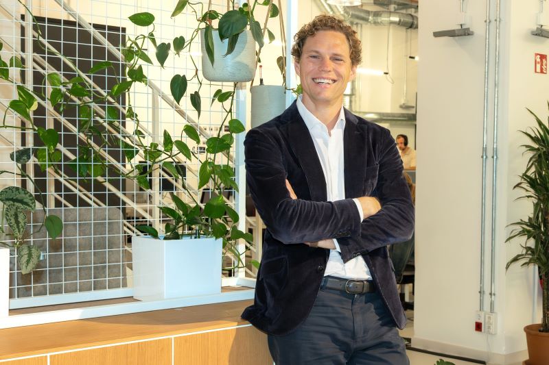 Erik Podzuweit, Gründer und Co-CEO von Scalable Capital, setzt mit einem Tagesgeldzins von 2,5 Prozent neue Akzente im Wettbewerb mit Trade Republic. © Scalable Capital/Fabian Zapatka