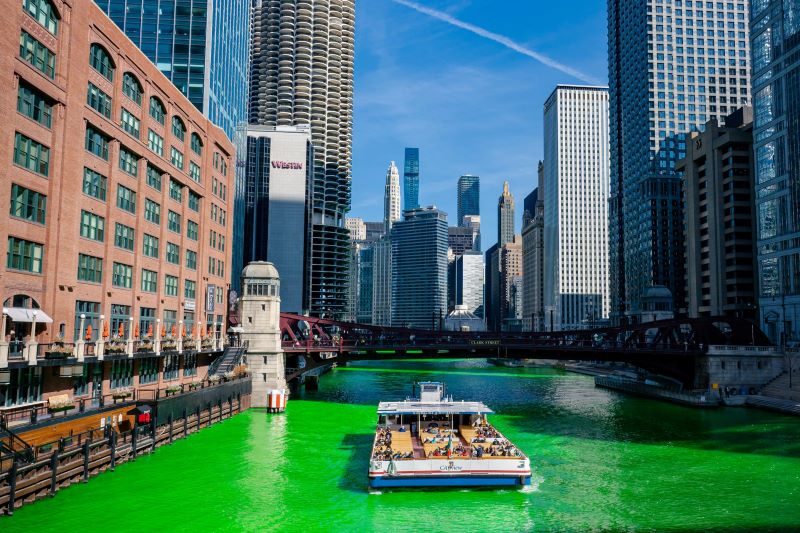 Der grün gefärbte Chicago River gilt als eines der bekanntesten St. Patrick’s Day Highlights und zieht jährlich tausende Besucher:innen an © Unsplash/Benjamin R.