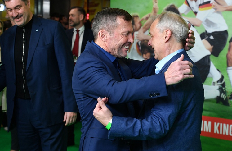 Wiedersehen unter Weltmeistern: Lothar Matthäus und Olaf Thon am Montag, 16. März 2026 in München bei der Premiere von "Ein Sommer in Italien"; im Hintergrund Markus Söder. Unsere Galerie aus dem Mathäser Filmpalast ist am Artikelende verlinkt!