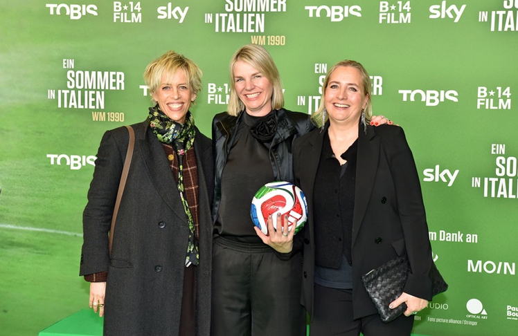 Katja Eichinger mit Vanessa Goll und Nadja Kölling