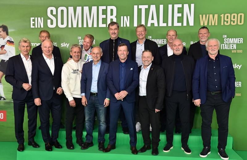 Bayerns Ministerpräsident Markus Söder mit Klaus Augenthaler, Raimond Aumann, Uwe Bein, Guido Buchwald, Thomas Häßler, Jürgen Klinsmann, Andreas Köpke, Pierre Littbarski, Lothar Matthäus, Holger Osieck, Hans Pflügler, Stefan Reuter, Paul Steiner, Olaf Thon und Rudi Völler (Brauer Photos / G. Nitschke)