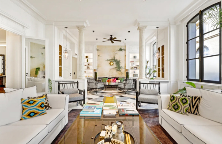 Der weiße Salon mit farblichen und zeitgenössischen Akzenten ist das Herzstück des Appartements. © Kretz Real Estate