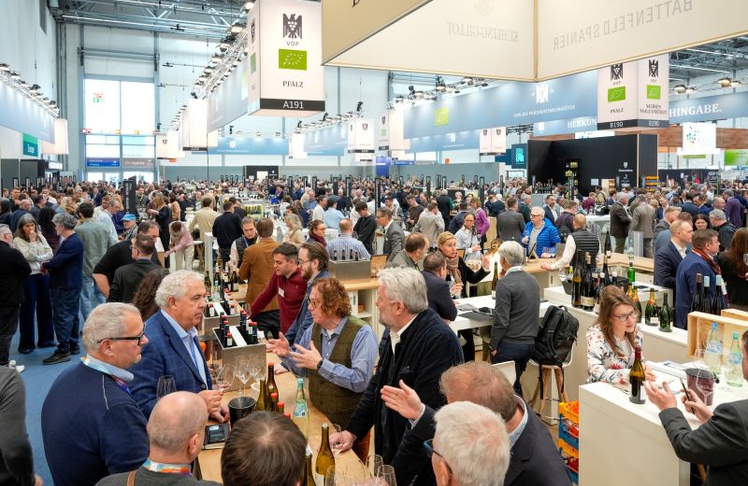 Internationale Fachbesucher:innen und Aussteller auf der ProWein 2026 in Düsseldorf – die weltweit führende Messe für die Wein- und Spirituosenbranche.