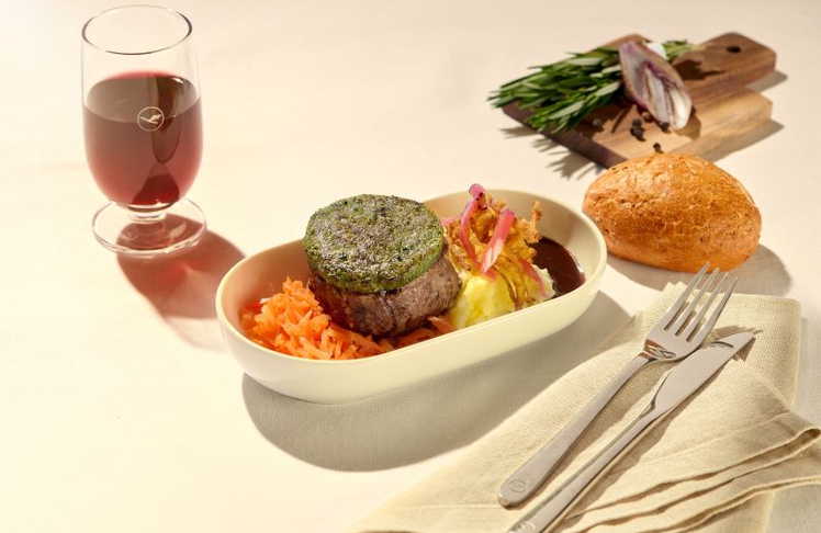 Steak vom Rinderfilet mit Kartoffelpüree und Karottengemüse als Beispiel für die von Starkoch Johann Lafer entwickelten Lufthansa-Premium-Menüs.