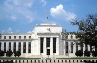 Fed lässt Leitzins unverändert – US-Notenbank reagiert auf Unsicherheit