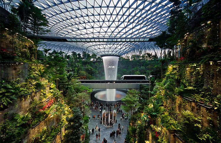 Der Singapore Changi Airport verbindet hochmoderne Effizienz mit einer echten Erlebniswelt aus Natur, Entertainment und Luxus so konsequent, dass er selbst zur Reisedestination wird. © Wiki Commons, Matteo Morando