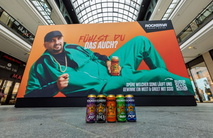 Rockstar Energy präsentiert in Berlin ein fühlbares Billboard mit Rapper SSIO – Musik wird über Vibrationen körperlich erlebbar.
