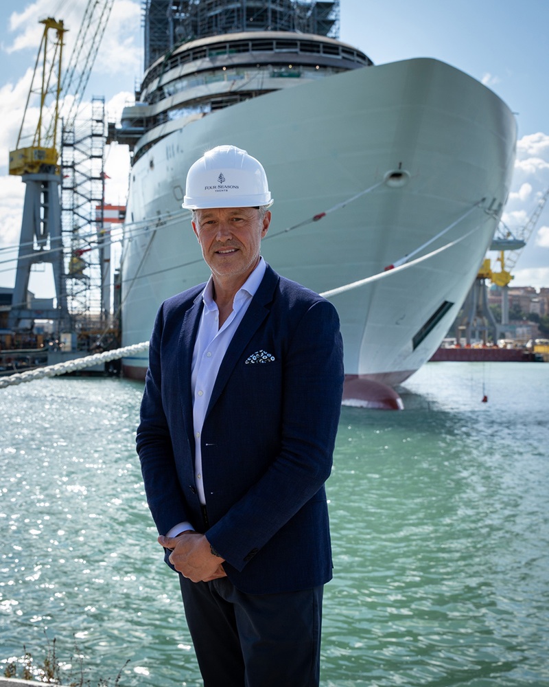 Ben Trodd, CEO von Marc-Henry Cruise Holdings Ltd., vor der Four Seasons I (Bild: Four Seasons Yachts)