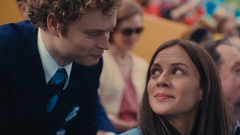 Erster Eindruck aus „Queen Silvia“: Kronprinz Carl Gustaf (gespielt von Edvin Endre) und Silvia Sommerlath (Alicia von Rittberg; Bild: Amazon / Joyn / Pyjama Pictures)