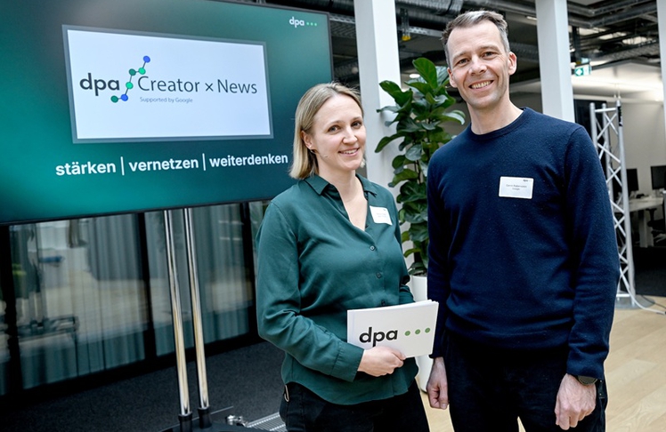 Die Deutsche Presse-Agentur startet das Programm "dpa Creator x News, supported by Google" zur Zusammenarbeit von Redaktionen und digitalen News-Creatorn. Im Bild: Teresa Dapp (Geschäftsführerin dpa-infocom) und Gerrit Rabenstein (Head of News Partnerships Central Europe bei Google).