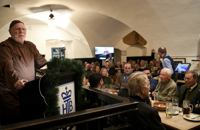 Bruder Barnabas im Einsatz (Bild: Brauer Photos / Sabine Brauer)