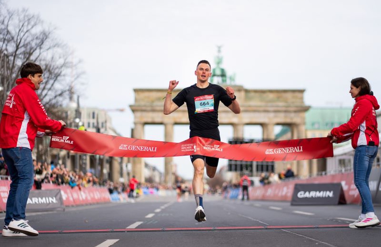 Sieger der Garmin Berlin Mile am 28. März 2026 beim Zieleinlauf vor dem Brandenburger Tor – Auftakt des GENERALI Berliner Halbmarathons.