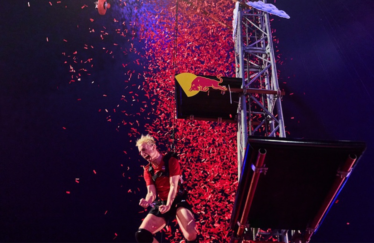 Hugo "LetsHugo" Goedert feiert am Samstag, 28. März 2026 den Gewinn der zweiten Ausgabe von Red Bull Jump & Run in Düsseldorf (Bild: Michael Romacker / Red Bull Content Pool)