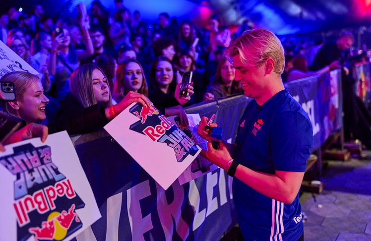 Papaplatte nimmt sich Zeit für Zuschauer (Bild: Michael Romacker / Red Bull Content Pool)