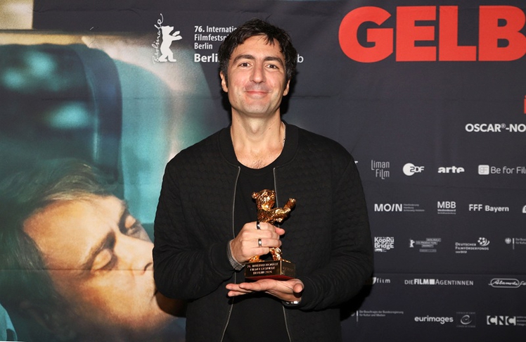 Regisseur İlker Çatak am Montag, 02. März 2026 bei der Hamburg-Premiere von "Gelbe Briefe" im Zeise Kino 