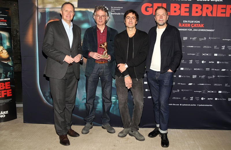 Dr. Carsten Brosda (SPD; Senator der Hamburger Kulturbehörde), Ingo Fliess, İlker Çatak und Helge Albers, Geschäftsführer der Filmförderung Hamburg Schleswig- Holstein (Bild: Brauer Photos / H. Ross)