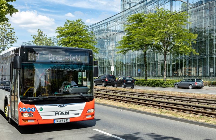 Bus im Linienbetrieb: Steigende Dieselpreise infolge geopolitischer Spannungen treiben die Kosten im Nahverkehr und erhöhen den Druck auf Verkehrsunternehmen.