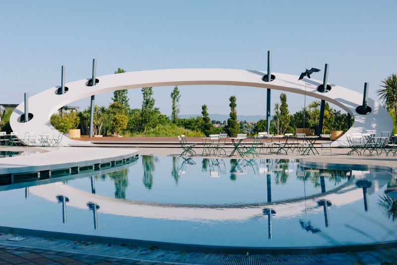 Open-Air-Set mit Pool auf dem Gelände des "ZDF-Fernsehgartens“ in Mainz © ZDF/Thomas Pirot