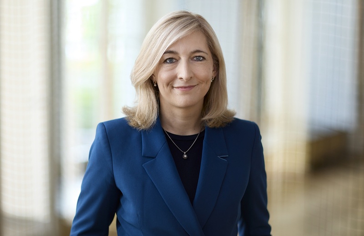 "Die Empfehlungen der FinanzKommission Gesundheit sind der Beginn der bisher umfassendsten Reform der gesetzlichen Krankenversicherung. Ohne entschlossenes Handeln steuern wir auf ein historisches Finanzdefizit der Krankenkassen zu", erklärt Bundesgesundheitsministerin Nina Warken (CDU)