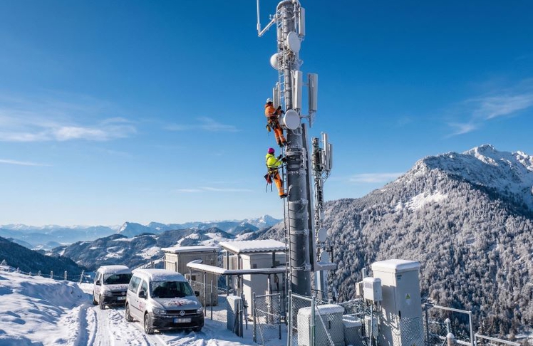 Techniker installieren Mobilfunktechnik an einem 5G-Standort – der Netzausbau der Telekom erhöht Kapazität, Geschwindigkeit und Abdeckung im deutschen Mobilfunknetz.