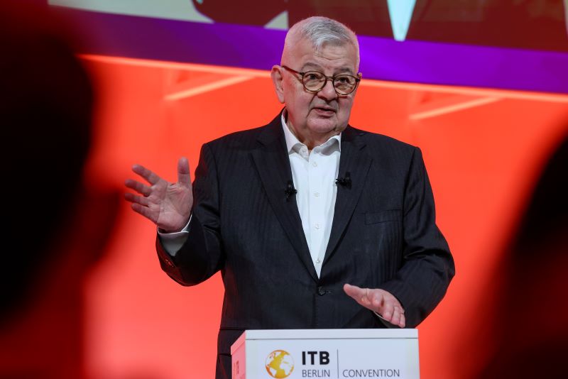 Der ehemalige deutsche Außenminister Joschka Fischer spricht auf der ITB Berlin Convention über geopolitische Risiken und ihre Auswirkungen auf die globale Tourismusbranche. © Messe Berlin GmbH