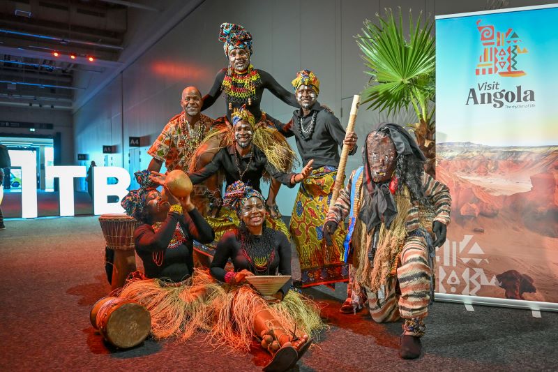 Traditionelle Tänzer:innen präsentieren das Gastland Angola auf der ITB Berlin und geben Einblicke in Kultur und Tourismusangebote des afrikanischen Landes. © Messe Berlin GmbH