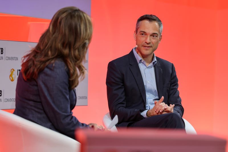 Nathan Blecharczyk, Mitgründer und Chief Strategy Officer von Airbnb, spricht auf der ITB Berlin Convention über Plattformstrategien, KI und neue Entwicklungen im globalen Reisemarkt. © Messe Berlin GmbH
