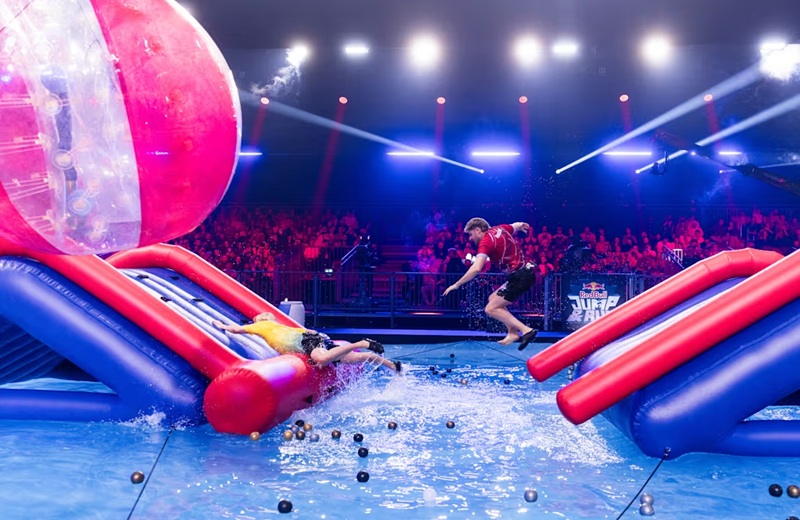 Die Action bei Red Bull Jump & Run in klassischer Plattformer-Perspektive (Bild: Nady El-Tounsy / Red Bull Content Pool)