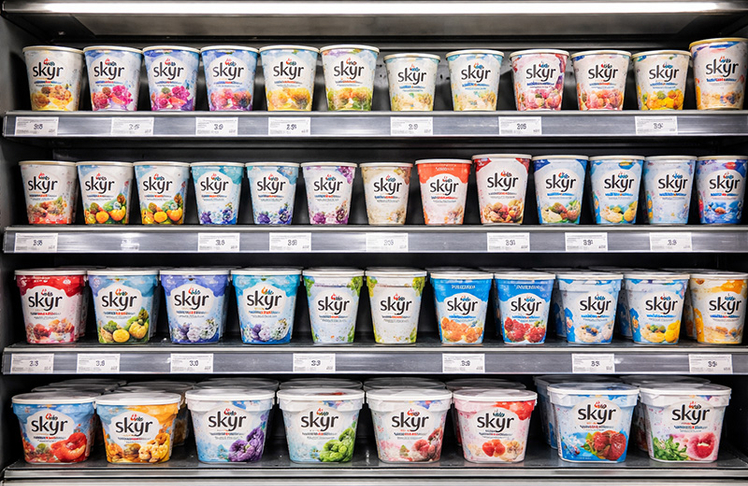 Ein so volles Skyr-Regal im Supermarkt ist für viele Konsument:innen derzeit eher ein Wunschtraum. Digital erstelltes Bild