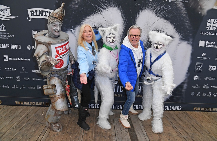 Wolfgang und Gesine Lippert mit Maskottchen