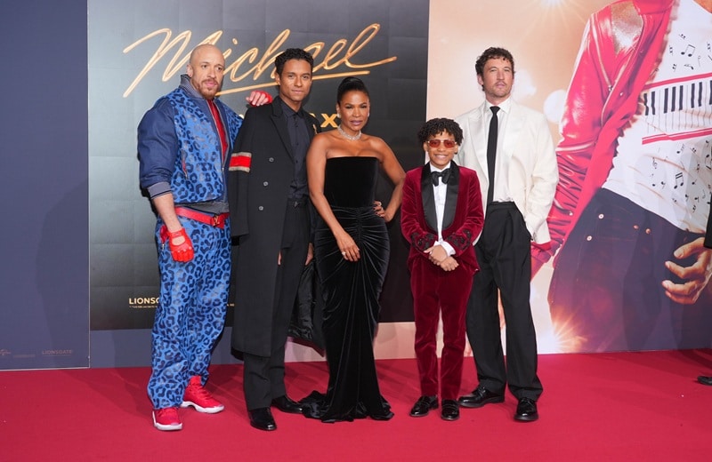 Keilyn Durrel Jones (Bill Bray), Jaafar Jackson (Michael Jackson), Nia Long (Katherine Jackson), Juliano Krue Valdi (junger Michael Jackson) und Miles Teller (John Branca) repräsentierten den Cast in Berlin (Bild: Brauer Photos / J. Harrell)