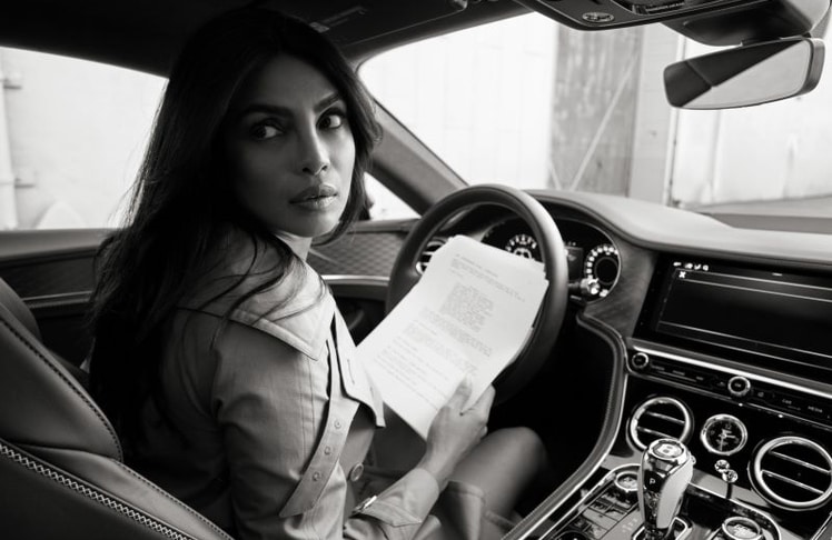 Priyanka Chopra Jonas im Bentley Continental GT – das Kampagnenmotiv setzt auf persönliche Perspektiven statt klassische Produktinszenierung.