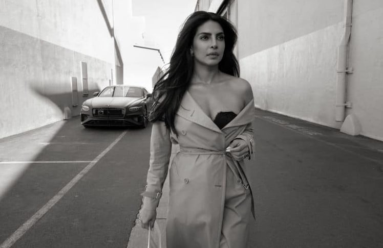 Priyanka Chopra Jonas als neues Gesicht der globalen Bentley Kampagne – aufgenommen im urbanen Setting. © Bentley Motors