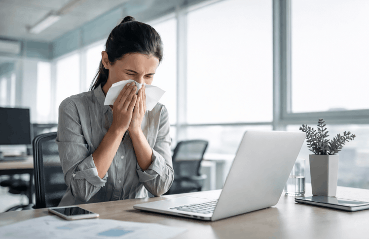 Krank im Büro: Wenn Mitarbeitende trotz Krankheit arbeiten, steigen Risiken für Produktivität und Unternehmen.