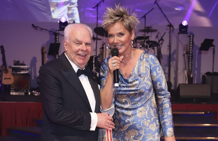 Blauer-Ball-Initiator Günter Ehnert und Moderatorin Inka Bause am Samstag, 11. April 2026 im Grand Elysée Hamburg