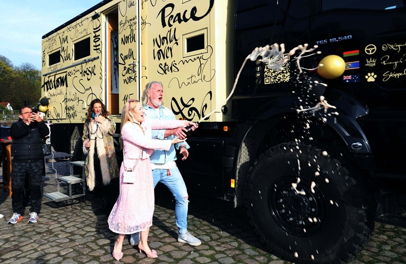 Kati Schubert und Ole Andresen bei der Taufe von Dirty Dancer (Bild: Brauer Photos / H. Ross)