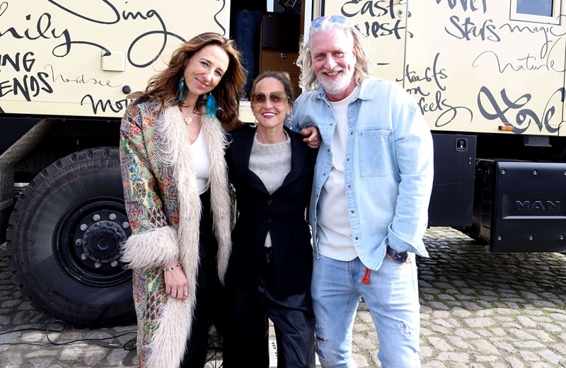 Die Andresens mit Jeannine Platz, die den Truck mitgestaltet hat (Bild: Brauer Photos / H. Ross)