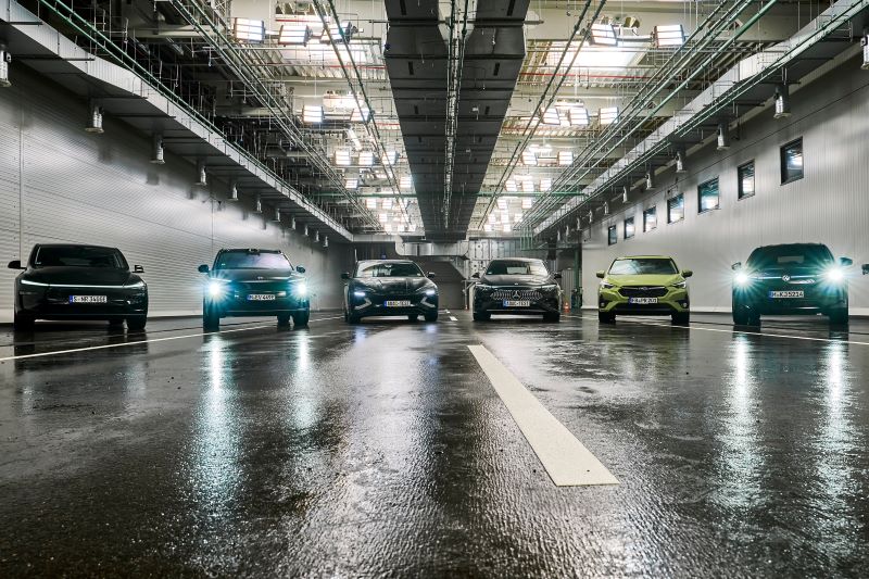 Im ADAC-Systemvergleich wurden unter anderem Tesla Model Y, Nio EL6, BYD Seal, Mercedes CLA, Subaru Impreza und VW T-Roc getestet © ADAC/André Kirsch