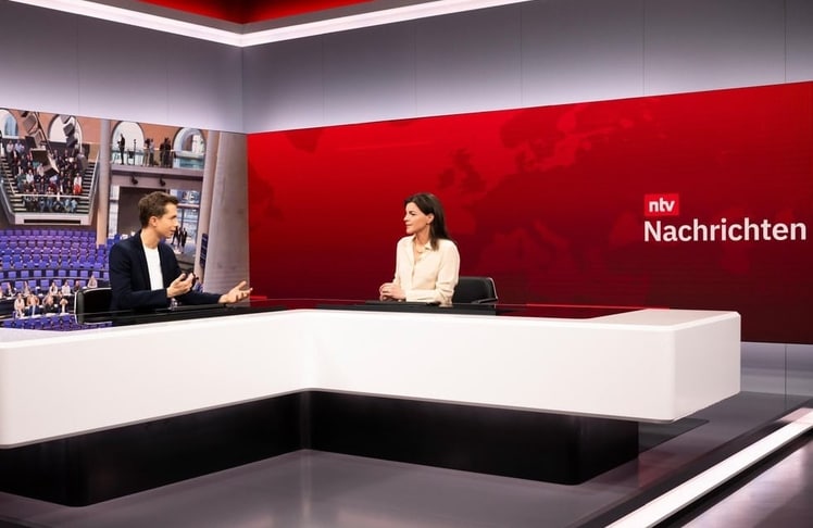 Das neue automatisierte ntv-Studio in Köln ermöglicht Echtzeit-News und flexible Produktion.
