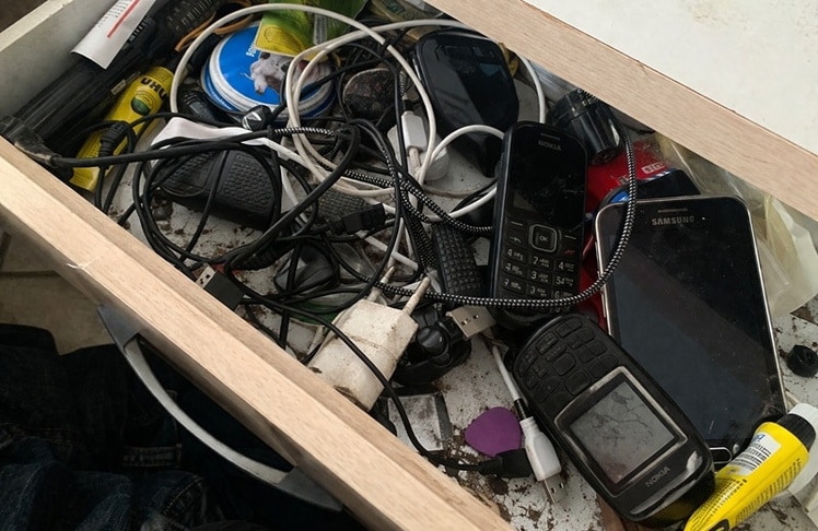 Bitkom hat ermittelt, dass sich nach wie vor rund 167 Millionen Handys und Smartphones ungenutzt in Schubladen wie diesen (und anderen Aufbewahrungsorten) befinden