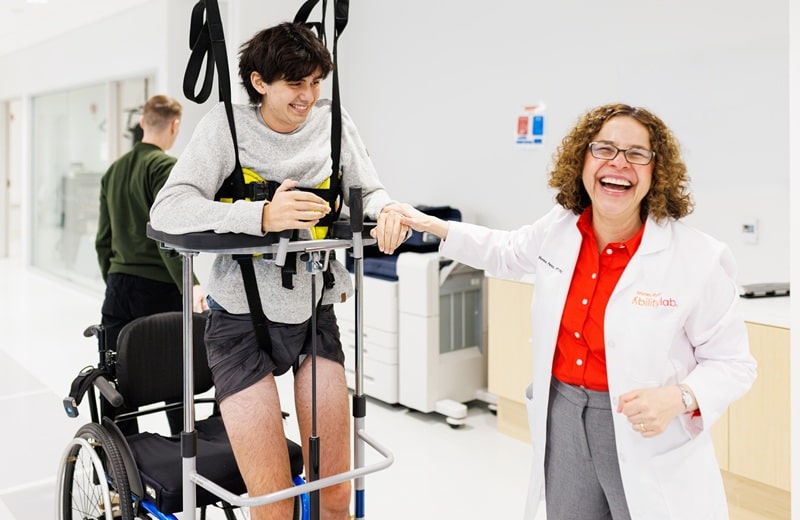 Prof. Dr. Monica Perez arbeitet in Chicago, hier mit Patient Niko Paskos, auch mithilfe eines ZeroG-Systems (Bild: Marv Watson)
