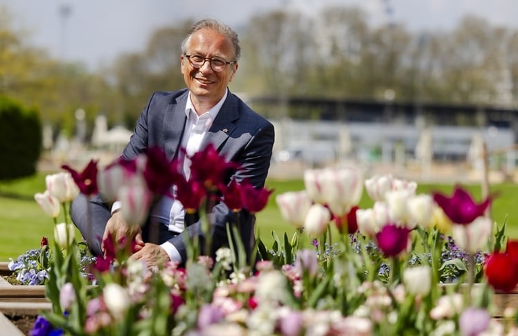 Freut sich auf ein "sechsmonatiges Sommerfest": Bürgermeister Reiner Breuer auf dem Areal der Landesgartenschau Neuss