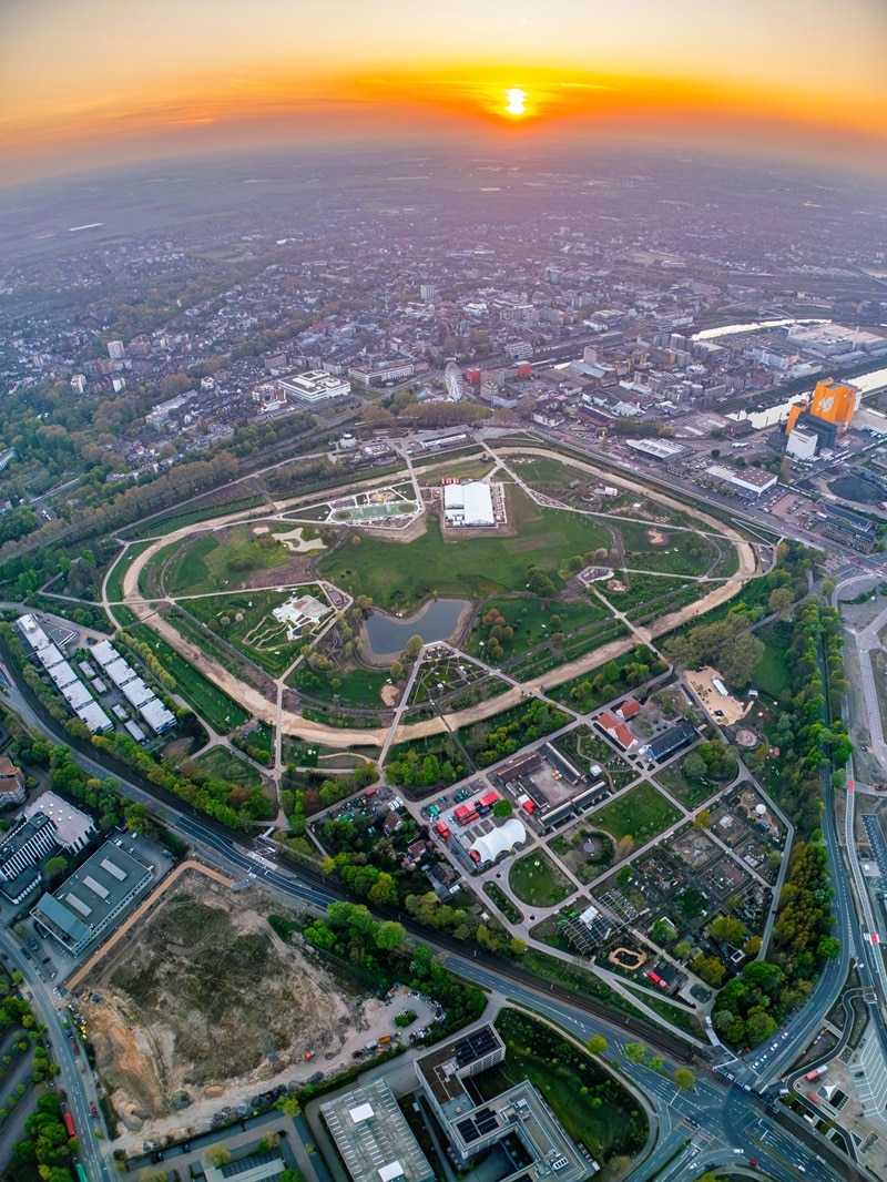 Das zum Grünen Herz von Neuss umfunktionierte Areal der Galopprennbahn von oben (Bild: LAGA Neuss 2026 GmbH & Alexander Raubal)